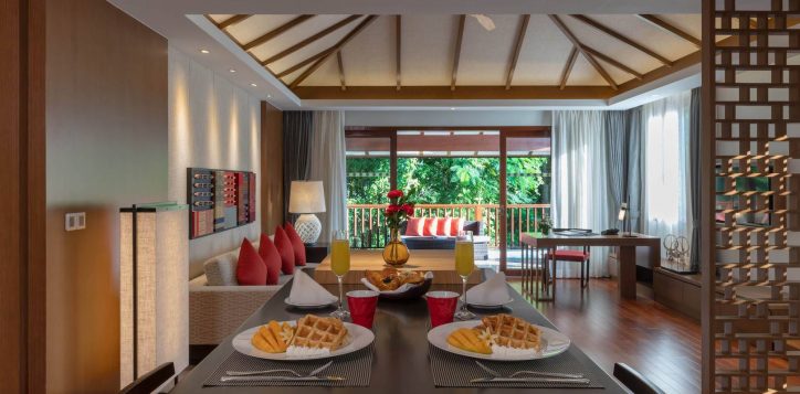 premium-deluxe-suite-breakfast1-2