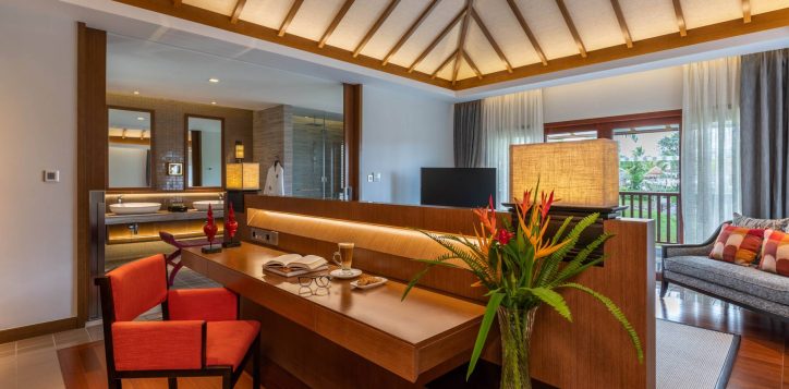 premium-deluxe-room-work-desk-2-2